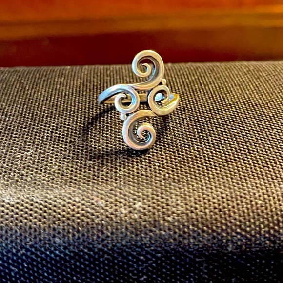 Retired James Avery Long Swirl Ring Size 7 - Picture 1 of 2